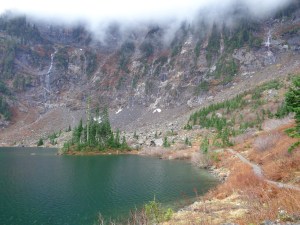 Trail wrapping around the side of the lake
